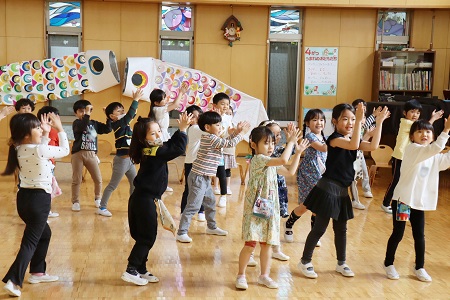 年長組 「パイナポー体操」を披露