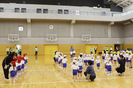 園児にとって初めての場所（中学校高等学校体育館）での開催でした