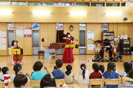 幼稚園のホールが音楽会の会場に