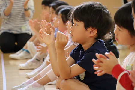 素晴らしい演奏に拍手を送る子どもたち