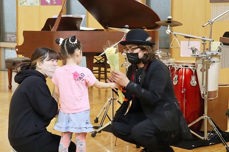 お礼の気持ちを込めて演奏家の方々に花束を渡しました