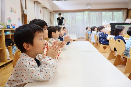 子どもたちが拍手で迎える中、智力先生登場！