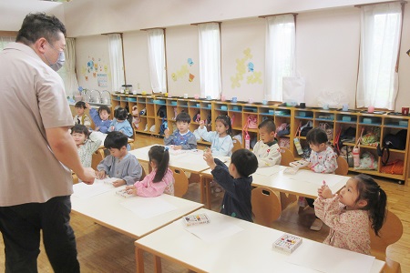 今一番好きな色を智力先生に元気よく伝える子どもたち