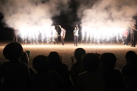 「先生ガンバレ！」。先生たちによる「ナイアガラ」の花火に拍手を送りました