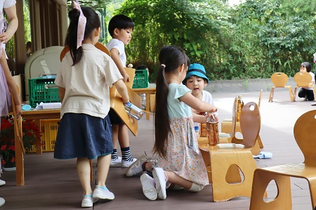 翌朝、朝ご飯はウッドデッキ