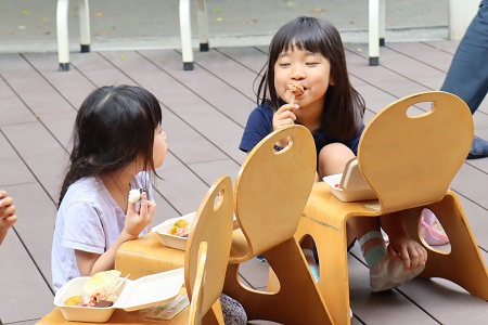 友だちと一緒に食べるとさらにおいしいね