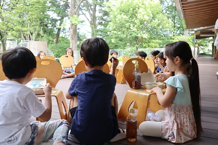 朝ご飯の風景。見慣れたウッドデッキからの景色も少し違って見えたかな？