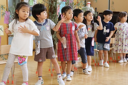 年長組の動きに合わせて年中組、年少組も盆踊りにチャレンジ