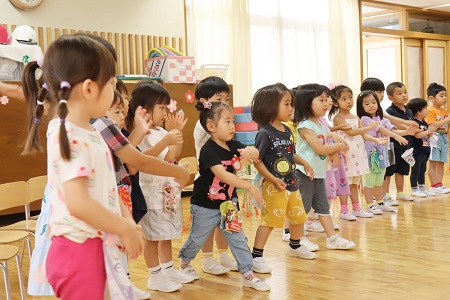 初めて盆踊り体験をした年少組。とても上手に踊っていました