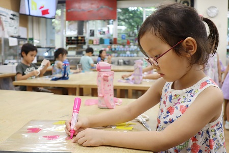 マジックを使って仕上げる子も