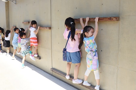 校舎内には園児の興味をそそるいろいろな仕掛けがあります