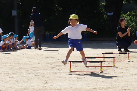 年中組「ジャンプでGO！」　 ハードルを元気よくジャンプ！