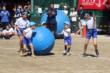 6年生にサポートしてもらいながら、園児が思いきり大玉を 転がしました