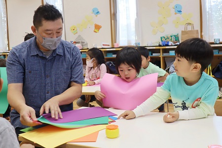 最初に台紙となる画用紙の色選び