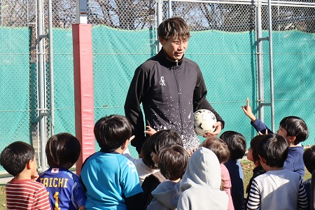 サッカー教室終了後、子どもたちに囲まれる先生