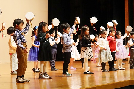 年中組のタンバリンとカスタネットの演奏 「あわてんぼうのサンタクロース」