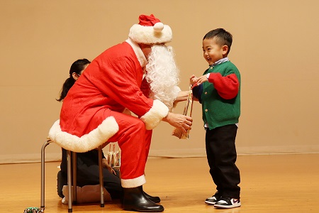 最後はサンタさんから一人一人にクリスマスプレゼントを手渡してもらいました