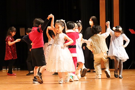 年長組ダンス「口笛を吹きながら」