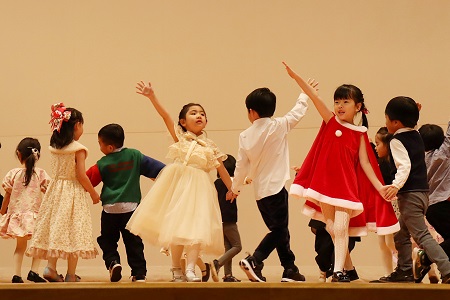 年中組のダンス「クリスマスのうたがきこえてくるよ」