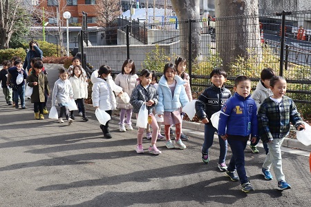 お花を入れる袋を持って、出発！