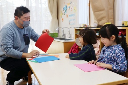 好きな色の画用紙を1人1枚ずつ選びます