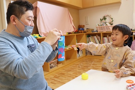 仕上げは「顔をふっくらさせる」こと。先生に手伝ってもらいながらちょうどいい顔になるように作りました