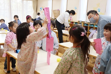 どこまで高く積み上げられるかみんなで挑戦！