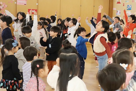 とても楽しそうな年長組のダンス！ 年少組、年中組の子どもたちも一緒に踊ってみます