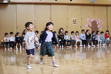 年長組は隣の席の友だちと一緒にスキップでホールを1周！ とっても楽しそうでした