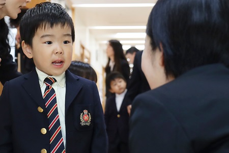 担任の教師と初めて顔を合わせる園児たち