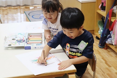 楽しいアイデアを思いついた様子