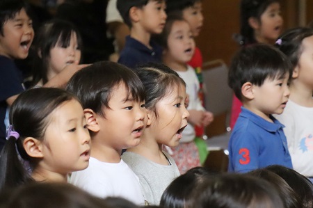 演奏に合わせて子どもたちが合唱で参加する曲もありました