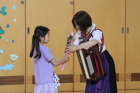 お礼の気持ちを込めて演奏家の方々にお花を渡しました