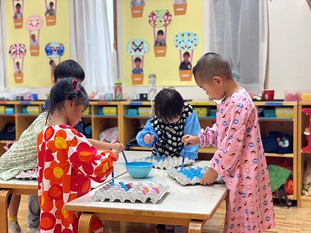 集中して色を塗る子どもたち