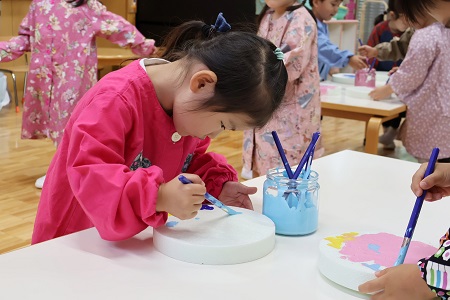 丁寧に優しく筆を動かします