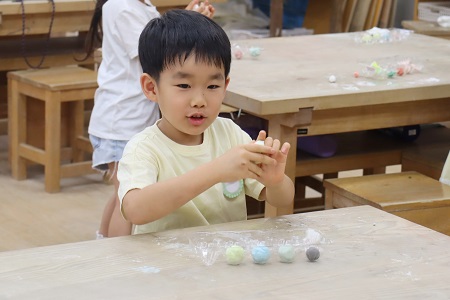 絵の具をもみこんで色をつけます