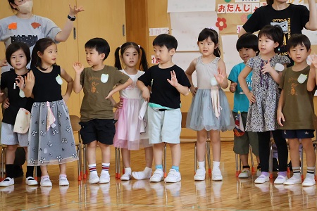 「Skidamarink」を歌いました。振り付けもばっちり