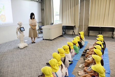 大学の教室でロボットのPepperと森先生が迎えてくれました