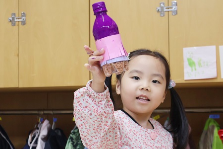 2枚の色紙を重ねて貼り付けます
