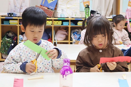 色紙に切り込みを入れていきます