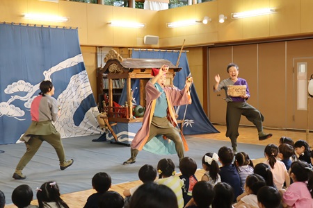 歌とお芝居だけでなく、楽器演奏や様々な芸で楽しませてくれました