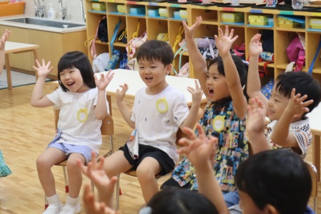 先生とクラスの仲間と、楽しそうに歌う姿も
