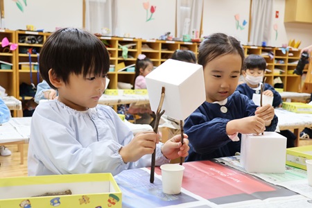 すぐ制作にとりかかる子、ちょっと考えてから始める子、作品の進め方もさまざま