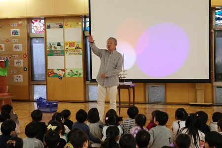 「今日はグラウンドの向こうの建物から先生が来てくれています」と園長先生