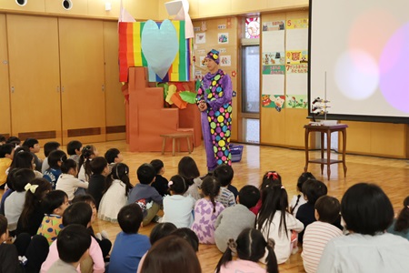 今回の実験教室の先生が登場