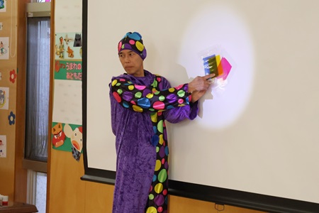 「この色は何色？」「この色とこの色を混ぜたらどうなる？」