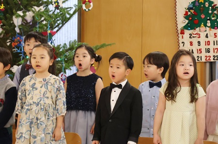 最初に全員で「赤鼻のトナカイ」を歌いました 　　　　　　　　　　　　　　　　