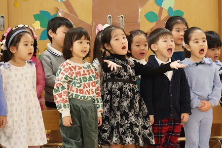 年少組の歌「サンタは　いまごろ」