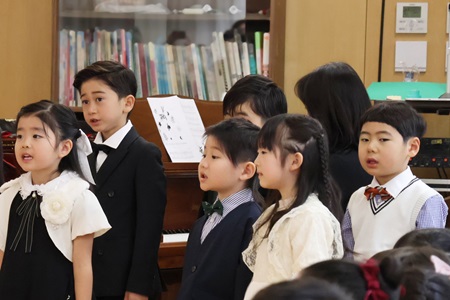 年長組の歌「あらのの　はてに」「おめでとうクリスマス」