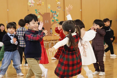年少組のダンス「赤鼻のトナカイ」